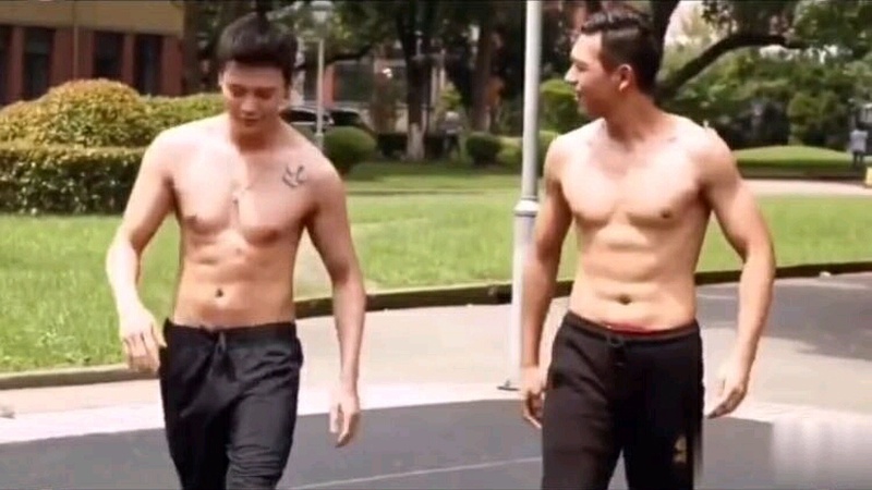 久违了现哥杀回现场!李现站台《雾里青》魅力狂飙,私底下那点事儿咱拐弯聊聊