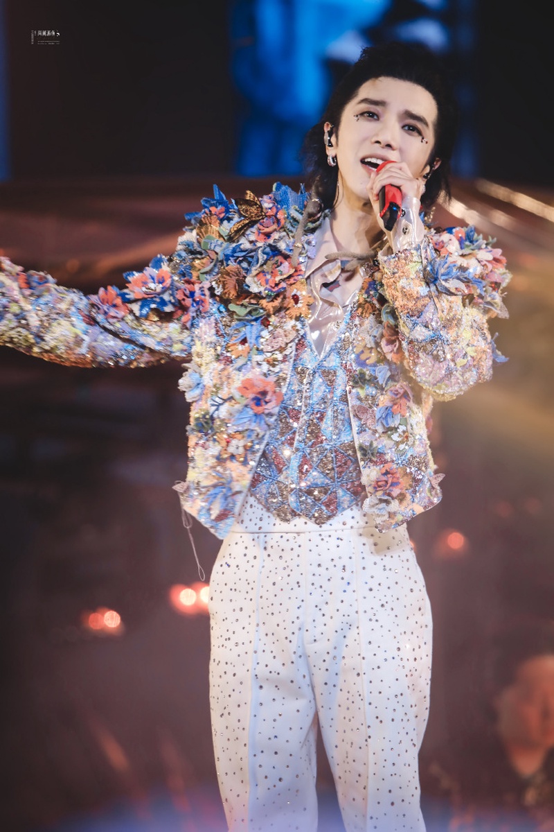 炸裂!华晨宇2026首场演唱会突然官宣!这神仙展开谁懂啊?